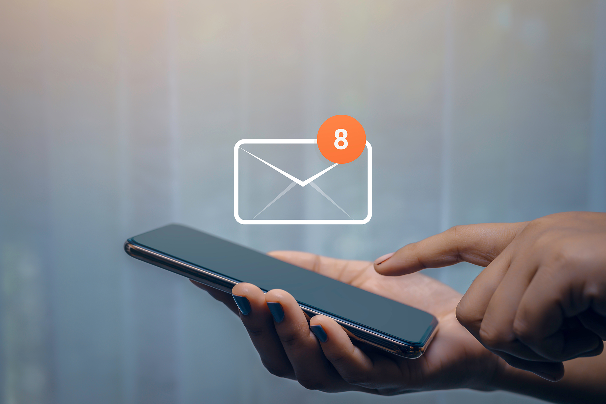 E-Mail Smybol mit der Zahl 8, dahinter ein Samrtphone in einer Hand