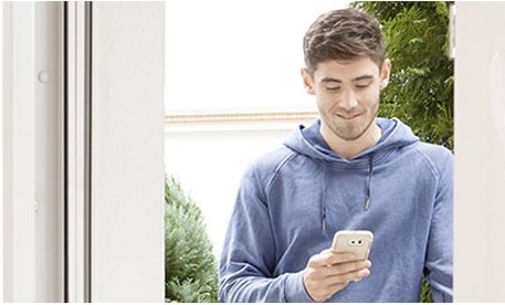 Mann schaut auf sein Smartphone
